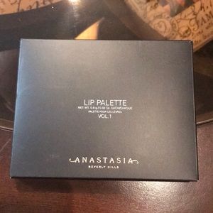 Brand new Anastasia Beverly Hills lip pallet